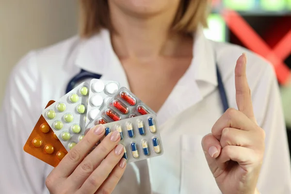 Orvos Figyelmet Fordít Gyógyszertár Önreceptjének Veszélyére Rendelőben Kövesse Orvosi Ajánlásokat — Stock Fotó