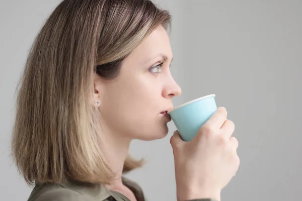 Ξανθιά Γυναίκα Πίνει Καφέ Από Μπλε Χάρτινο Κύπελλο Κρατώντας Στο — Φωτογραφία Αρχείου