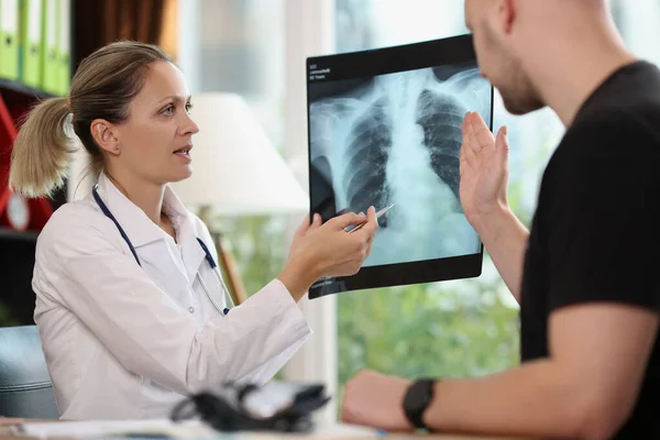 Médico Familia Muestra Una Radiografía Paciente Cita Hospital Terapeuta Explica — Foto de Stock