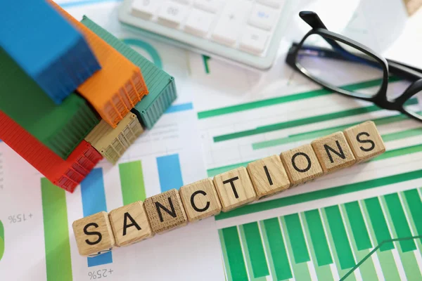 Sanctions Word Avec Des Blocs Bois Sur Des Diagrammes Papier — Photo