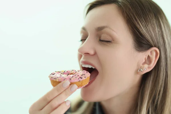 Glückliche Frau Beißt Köstlichen Donut Auf Hellem Hintergrund Nahaufnahme Der — Stockfoto