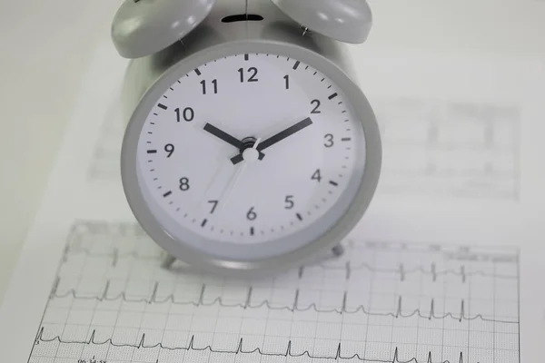 Alarm Clock Stands Cardiogram Papers Table Hospital Professional Heart Rate — Stock Photo, Image