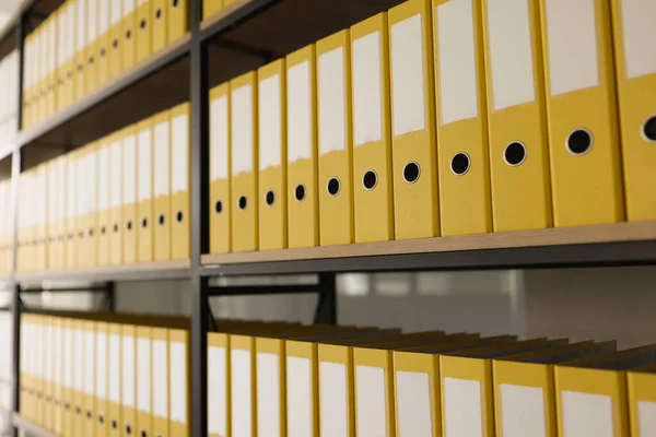 Pastas Amarelas Com Materiais Documentos Colocados Longas Fileiras Nas Prateleiras — Fotografia de Stock
