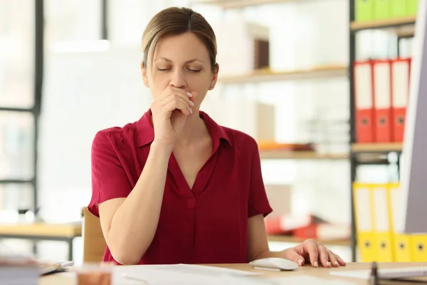 Mitarbeiterinnen Husten Wenn Sie Großaufnahme Schreibtisch Sitzen Frau Mit Grippesymptomen — Stockfoto