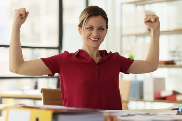 Mulher Sorridente Mostra Músculos Mesa Escritório Empresa Closeup Funcionário Feminino — Fotografia de Stock