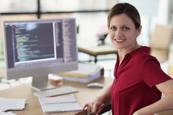 Mujer Sonriente Desarrollador Aplicaciones Escribe Código Computadora Primer Plano Oficina —  Fotos de Stock