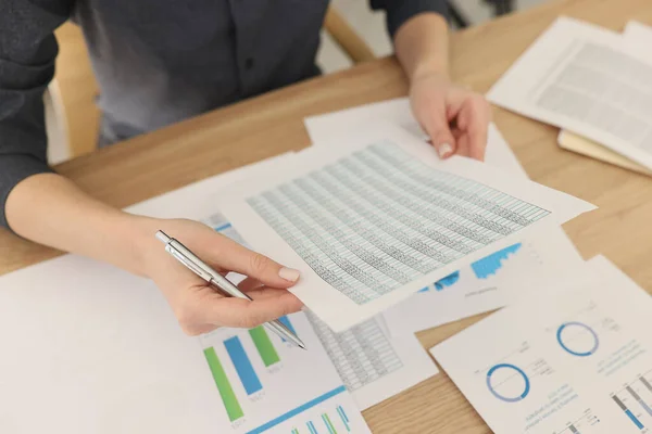 Vrouwelijke Econoom Leest Onderzoeksdocument Statistieken Audit Professionele Accountant Zit Aan — Stockfoto