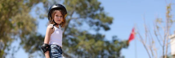 Mädchen Beim Skateboarden Auf Parkplatz Helm Ellenbogenpolster Und Unterstützung Für — Stockfoto
