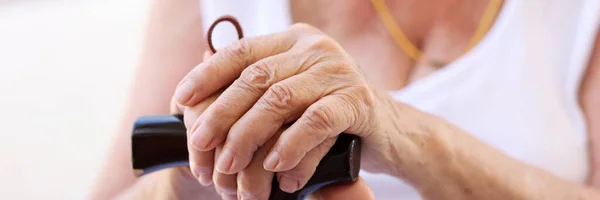 Handen Van Een Oude Vrouw Aan Een Stok Sociale Zekerheid — Stockfoto