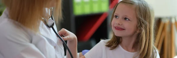 Barn Läkare Undersöker Liten Flicka Hemma Ring Barnläkare Hemma — Stockfoto
