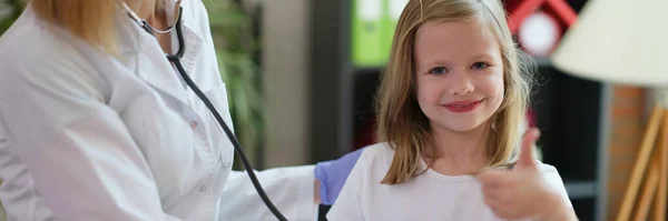Lekarz Słucha Dziecka Dziewczyną Stetoskop Trzyma Kciuki Górze Koncepcja Wysokiej — Zdjęcie stockowe