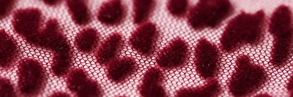 Vista Superior Malha Tecido Transparente Vermelho Com Fundo Impressão Leopardo — Fotografia de Stock