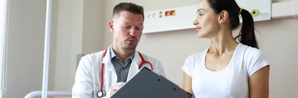 Portrait Female Patient Physician Appointment Hospital Physician Discussing Diagnose Patient — Stock Photo, Image
