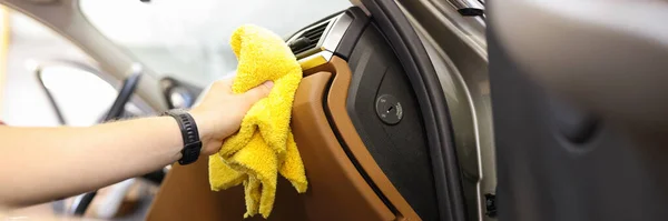 Nahaufnahme Der Männlichen Hand Reinigung Fahrzeuginnenraum Reiniger Wäscht Auto Ledersalon — Stockfoto