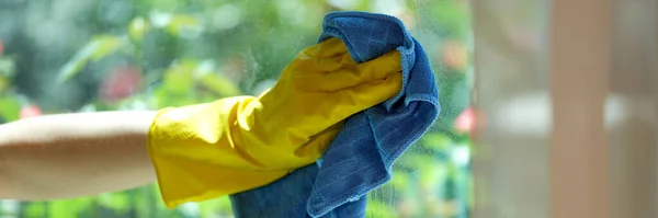 Nahaufnahme Einer Frau Die Fenster Mit Waschmittel Und Lumpen Putzt — Stockfoto