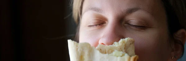 Portrait Young Woman Closing Eyes Pleasure Eating Tasty Shawarma Street — Foto Stock