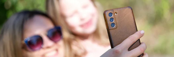 Portrait Mother Smiling Little Girl Taking Selfie Modern Cellphone Happy — Stock Photo, Image