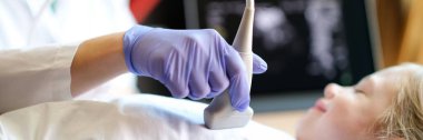 Ultrason cihazı kullanan çocuklardaki iç organların teşhis incelemesine yakından bakın. Karın boşluğu işleminin ultrason tarayıcısı
