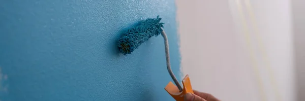 Крупный План Мужской Стены Декоратора Синего Цвета Человек Рисует Стены — стоковое фото