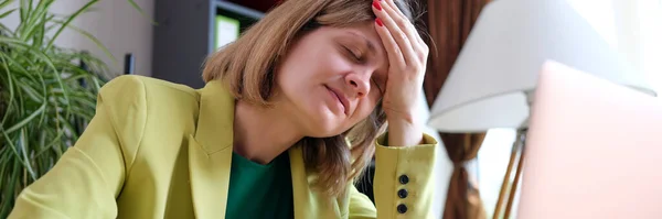 Portrait Tired Businesslady Putting Hand Forehead Closed Eyes Busy Day — Stock Photo, Image