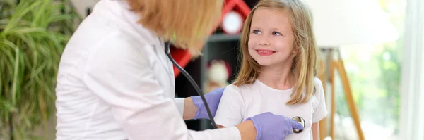 儿科医生的画像用听诊器检查小女孩 小微笑的孩子在医生的预约 儿科和医学概念 — 图库照片