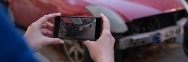 Modern akıllı telefondan araba kazasından sonra fotoğraf çeken kadın sigorta komisyoncusu. Hasarlı otomobil ve sigorta kutusu kavramı