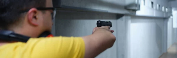 Zbliżenie Człowieka Celującego Cel Zasięgu Strzału Strzelanina Bronią Zasięgu Karabinu — Zdjęcie stockowe