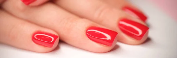 完璧な明るい赤光沢のあるマニキュアと女性の手のクローズアップ ジェルポリッシュで美しい女性の爪 美容室とボディケアのコンセプト — ストック写真