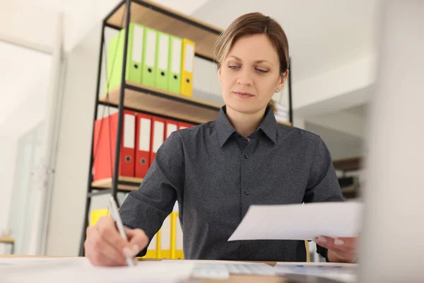 Mujer Toma Notas Mientras Examina Hoja Papel Investigación Trabajo Contadora —  Fotos de Stock