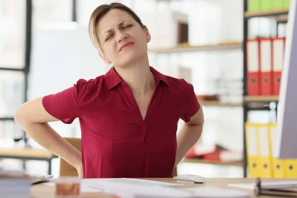 Blond Kvinnlig Sekreterare Känner Akut Smärta Nedre Delen Ryggen Arbetsplatsen — Stockfoto