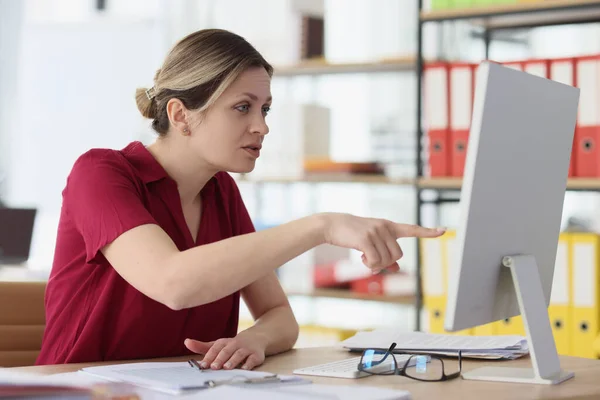 Suspicious Woman Points Finger Screen Computer Monitor Sitting Table Office — Stock Photo, Image