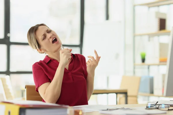 Emotional Woman Counts Fingers Days Left Vacation Workplace Blonde Employee — Stock Photo, Image
