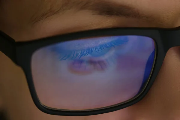Oko Kobiety Stylowymi Okularami Czarną Obręczą Kobieta Pracownik Nosi Okulary — Zdjęcie stockowe