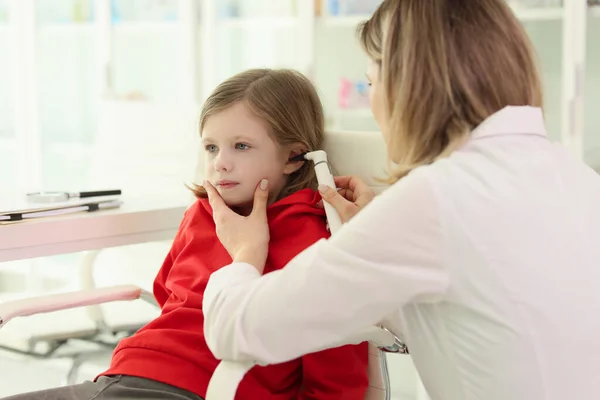 Médico Atencioso Verifica Ouvidos Menina Com Equipamento Médico Consultório Clínica — Fotografia de Stock