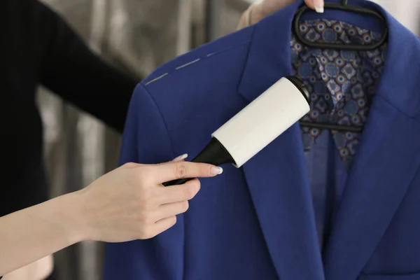 Eltávolítja Pellet Kék Gyapjú Kabátot Szövet Görgős Kefe Fiatal Alkalmazott — Stock Fotó