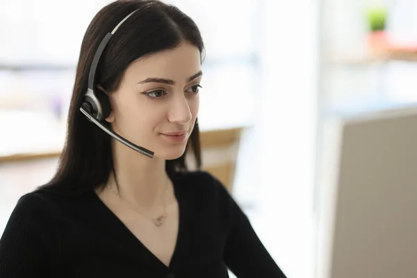 Mujer Morena Con Auriculares Mira Monitor Computadora Escuchando Cliente Oficina —  Fotos de Stock
