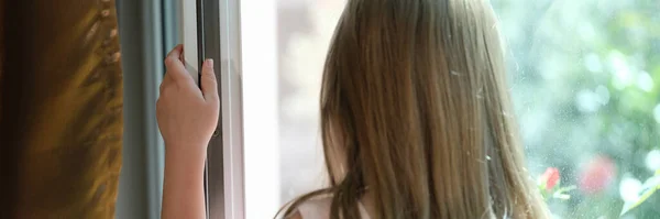 Großaufnahme Eines Kleinen Mädchens Das Auf Der Fensterbank Offenen Fenster — Stockfoto