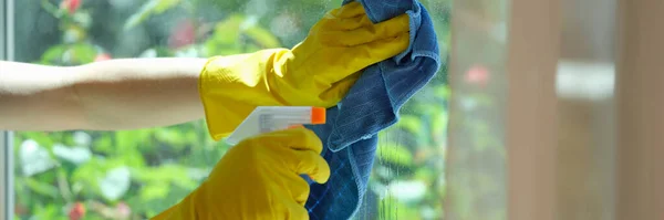Zbliżenie Żeńskich Dłoni Oknie Czyszczącym Rękawice Pomocą Detergentu Szmat Koncepcja — Zdjęcie stockowe