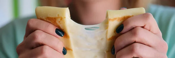 치즈를 팬케이크를 치즈로 스트레칭하는 요리와 건강에 식품의 — 스톡 사진