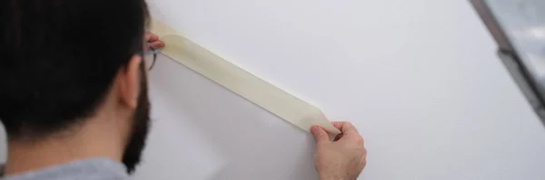 Close Mestre Reparação Home Usando Fita Adesiva Antes Pintar Decorador — Fotografia de Stock