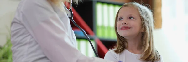 聴診器で小さな子供を検査する女性小児科医の肖像画 医者の予約で笑顔の女の子 小児科 医学の概念 — ストック写真