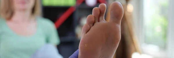 Крупним Планом Лікар Діагностик Стерильних Рукавичках Які Вивчають Жіночу Ногу — стокове фото