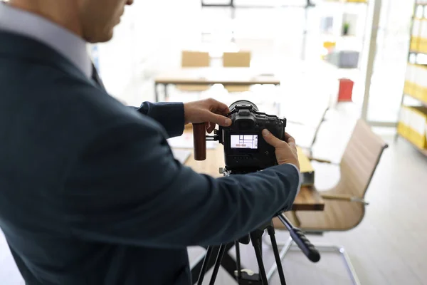 Άνθρωπος Στήνει Επαγγελματική Κάμερα Στο Τρίποδο Για Φωτογραφίσει Άδειο Τραπέζι — Φωτογραφία Αρχείου