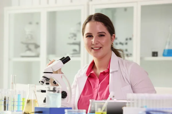Genç Bayan Bilim Adamı Mikroskopla Çalışıyor Gülümseyen Kimyager Laboratuvarda Bulanık — Stok fotoğraf