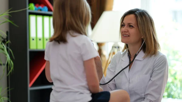 Läkare Vit Rock Undersöker Skolflicka Med Stetoskop Pediatriker Genomför Förebyggande — Stockfoto