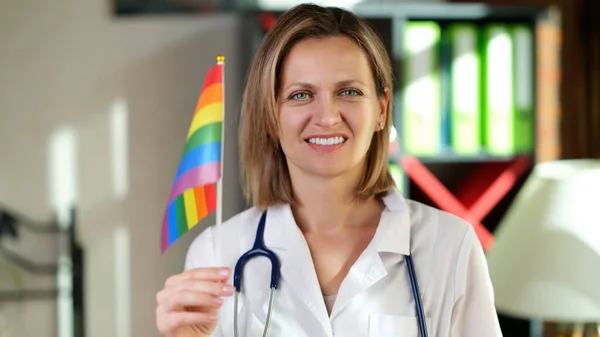 Ung Kvinna Vit Rock Ler Med Regnbågsflagga Kön Tolerant Kvinnlig — Stockfoto