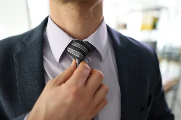 Başarılı Adamı Kravatını Ofiste Düzeltir Genç Erkek Ofis Çalışanı Bulanık — Stok fotoğraf