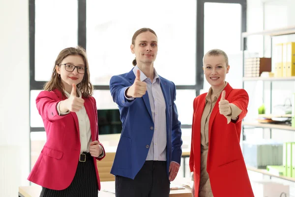 Счастливая Команда Сотрудников Показывает Большие Пальцы Вверх Современном Офисе Компании — стоковое фото