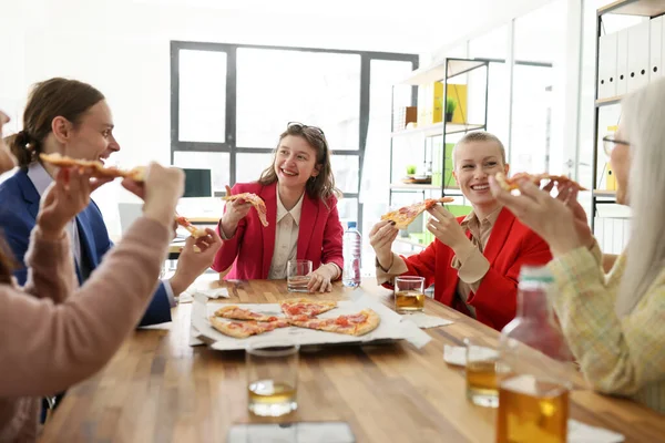 Happy Company Staff Enjoys Fast Food Pizza Party Office Informal — Stock Photo, Image
