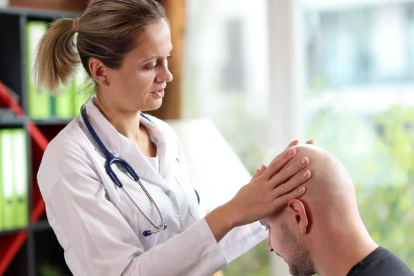 Kvinnlig Hudläkare Undersöker Skallig Mans Huvud Läkarmottagningen Patienter Med Alopeci — Stockfoto